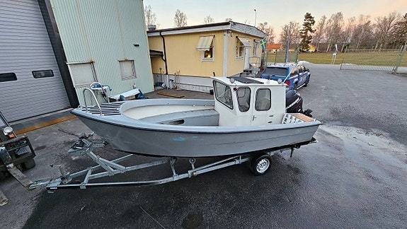 Hyttbåt med Evinrude 75hk Etec från 2005.