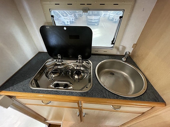 Eura Mobil Campervan /B-körkort/4 sovplatser/Fint skick/Under 6m 8 of 17