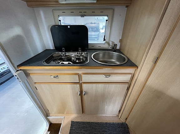 Eura Mobil Campervan /B-körkort/4 sovplatser/Fint skick/Under 6m 9 of 17