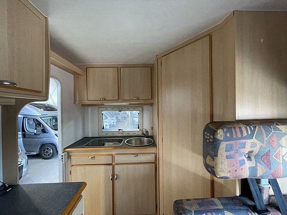 Eura Mobil Campervan /B-körkort/4 sovplatser/Fint skick/Under 6m 6 of 17