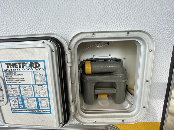 Eura Mobil Campervan /B-körkort/4 sovplatser/Fint skick/Under 6m 16 of 17