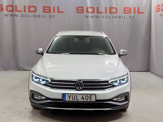 Volkswagen Passat Alltrack 2 of 5