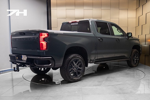 Chevrolet Silverado 3 of 5