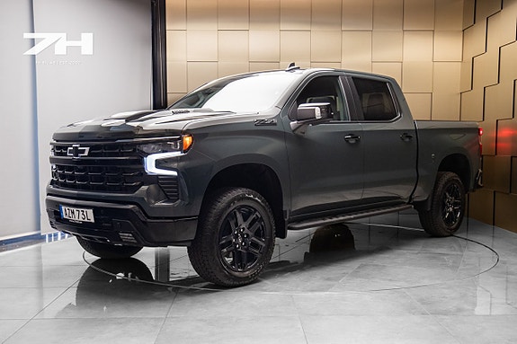 Chevrolet Silverado 2 of 5
