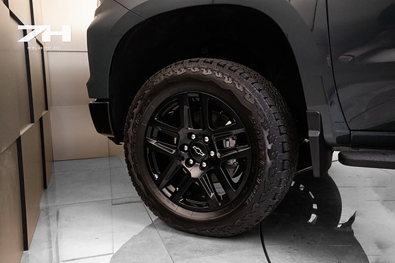 Chevrolet Silverado EV 9 of 26