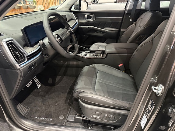 Kia Sorento 3 of 16