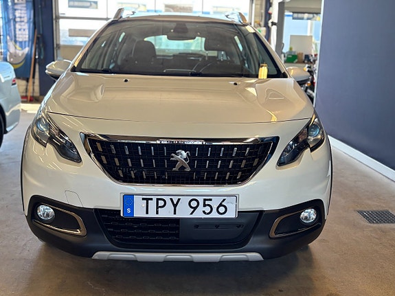 Peugeot 2008 2 of 5