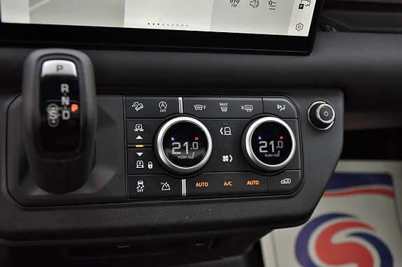 Land Rover Defender 90 12 of 24