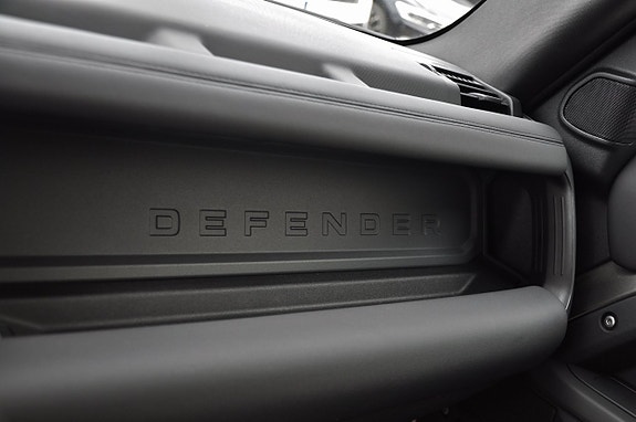 Land Rover Defender 90 18 of 24