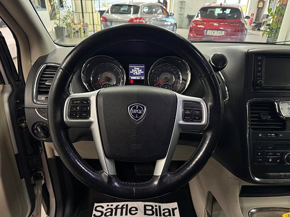 Lancia Voyager 27 of 28