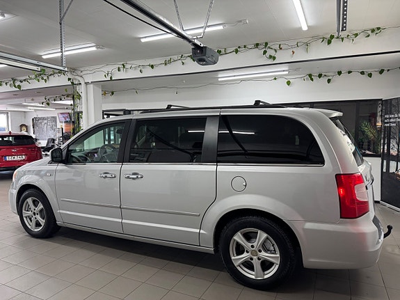 Lancia Voyager 2 of 5