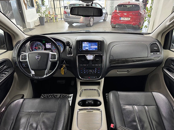Lancia Voyager 14 of 28