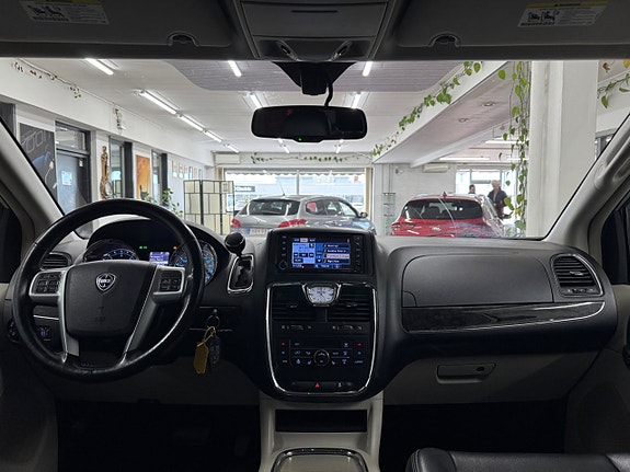 Lancia Voyager 15 of 28