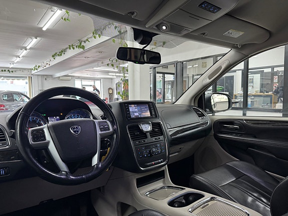 Lancia Voyager 22 of 28