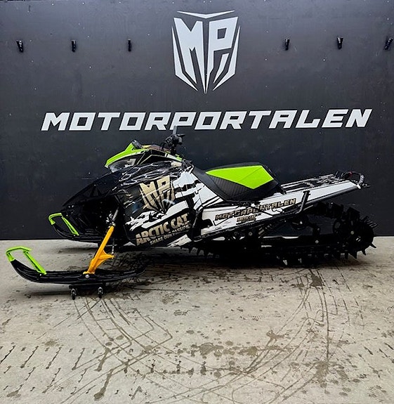 Arctic Cat M8000 HARDCORE 146" 2 of 5