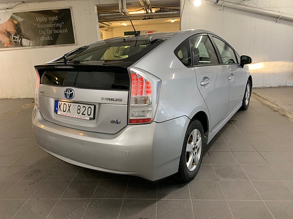 Toyota Prius 4 of 5