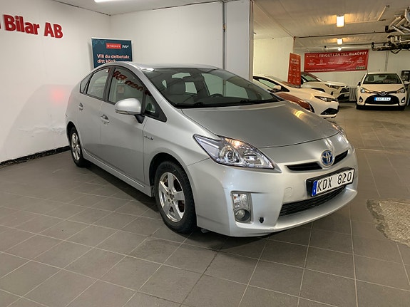 Toyota Prius 2 of 5
