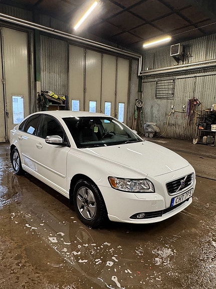Volvo S40 2 of 5
