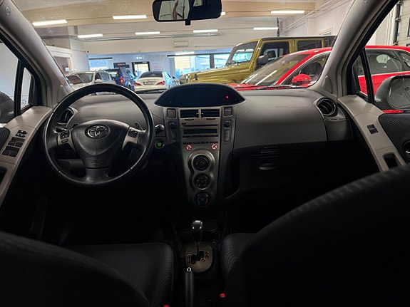 Toyota Yaris 11 of 13