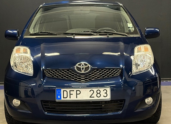 Toyota Yaris 2 of 13