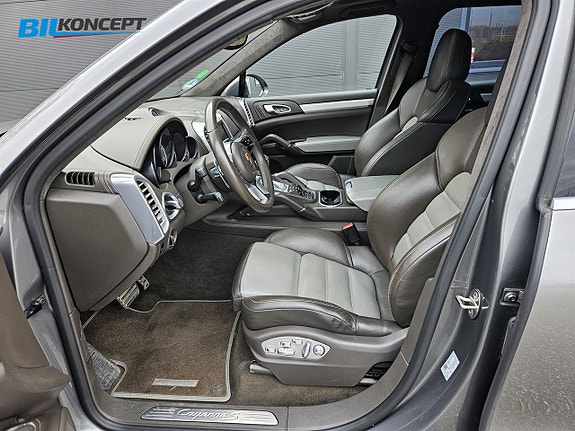 Porsche Cayenne S 14 of 21
