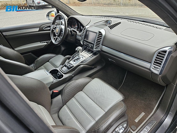 Porsche Cayenne S 10 of 21
