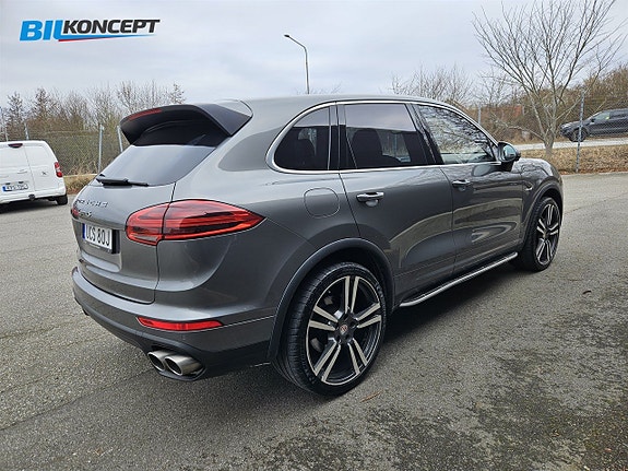 Porsche Cayenne S 5 of 5