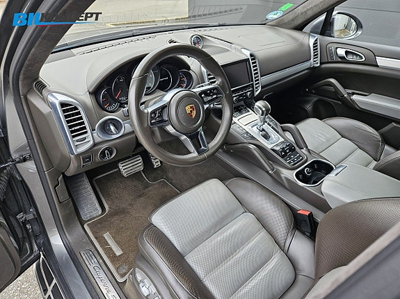 Porsche Cayenne S 15 of 21
