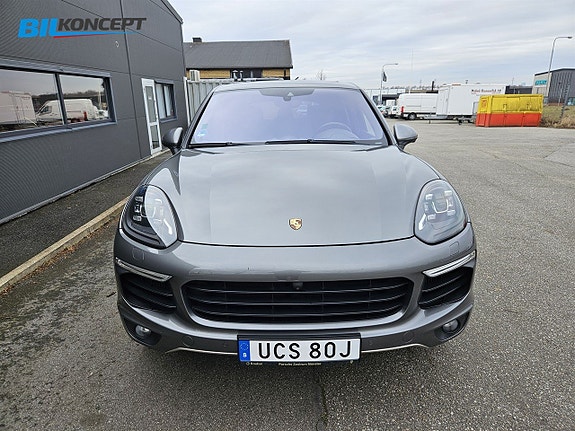 Porsche Cayenne S 8 of 21