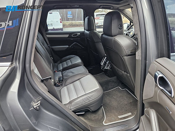 Porsche Cayenne S 11 of 21