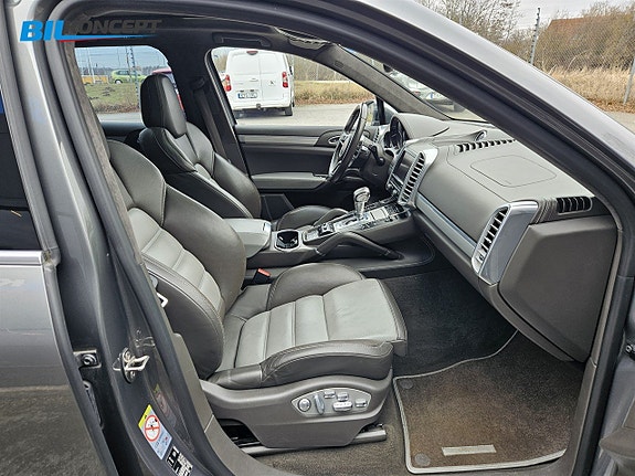 Porsche Cayenne S 9 of 21