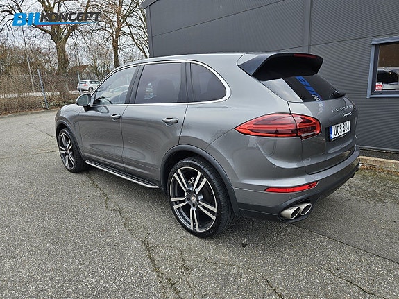 Porsche Cayenne S 3 of 5