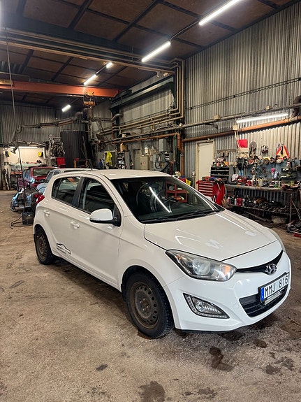 Hyundai i20 2 of 5