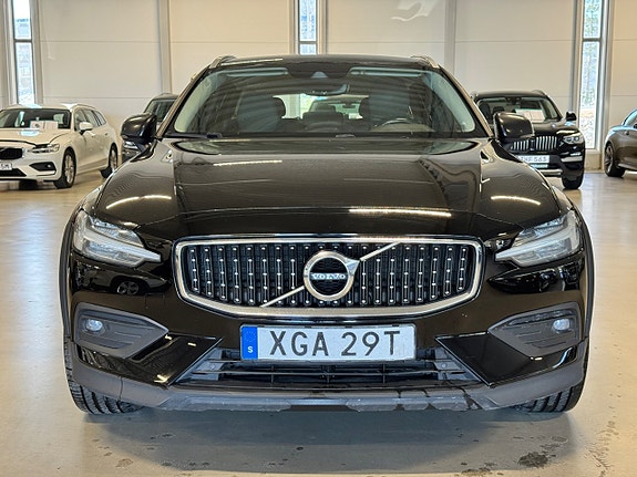 Volvo V60 Cross Country 2 of 5