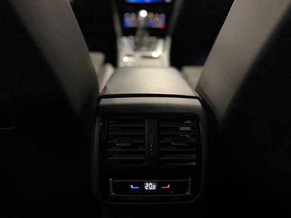 Volkswagen Passat 25 of 28