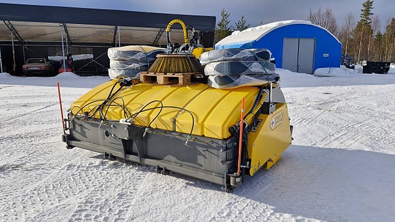 Ny uppsamlande sopmaskin STARK CSW2500B med sidoborst