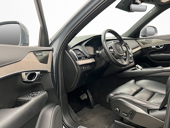 Volvo XC90 10 of 30