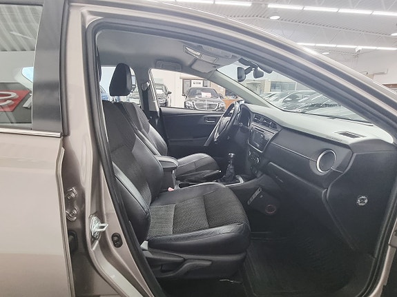 Toyota Auris 19 of 23