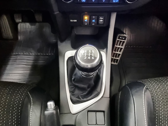 Toyota Auris 12 of 23