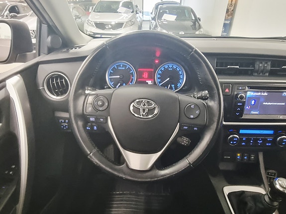 Toyota Auris 10 of 23