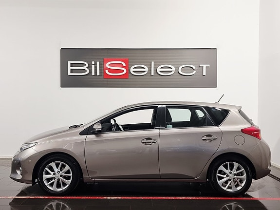 Toyota Auris 2 of 23