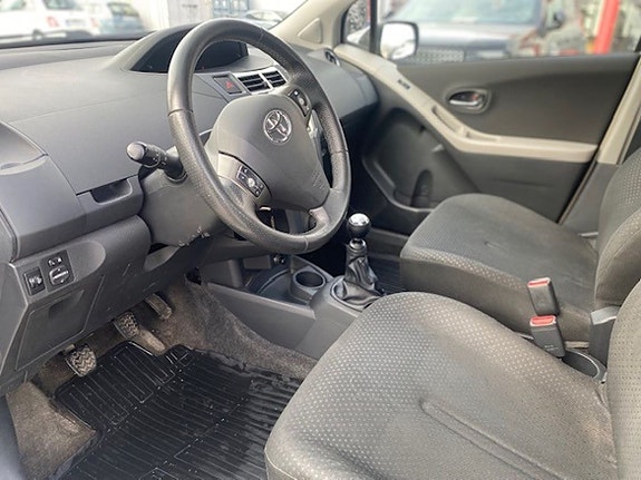 Toyota Yaris 5 of 5
