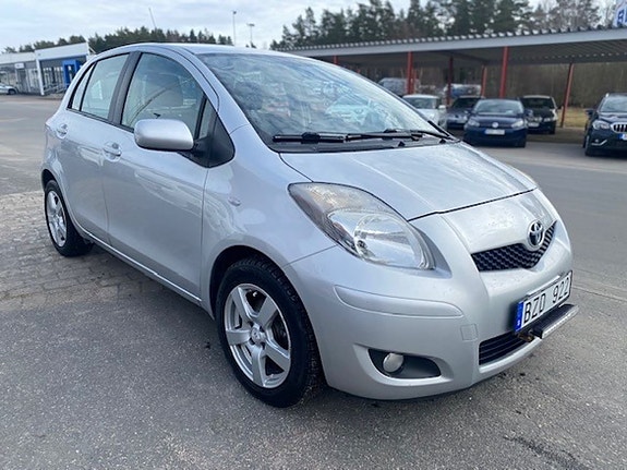 Toyota Yaris 2 of 5