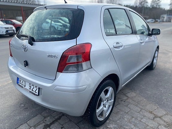 Toyota Yaris 3 of 5