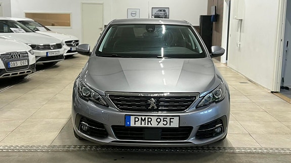Peugeot 308 2 of 5