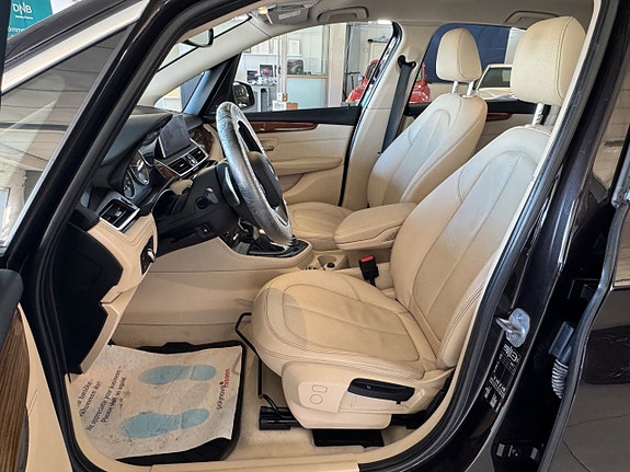 BMW 218d 4 of 5