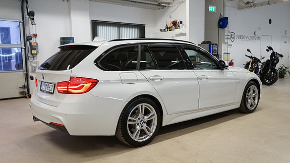BMW 330i 9 of 22