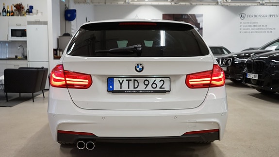 BMW 330i 7 of 22