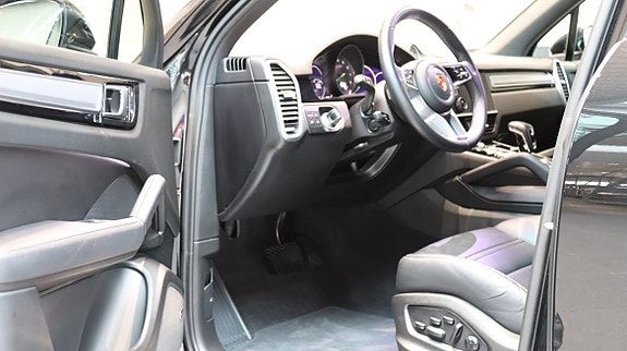 Porsche Cayenne 4 of 5
