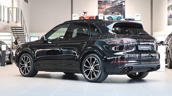 Porsche Cayenne 2 of 5